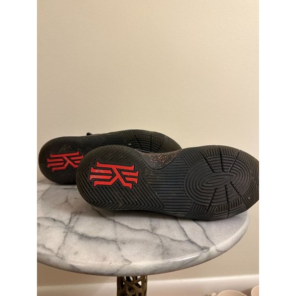 Nike Kyrie Basketball 🏀 Black Speckle Sneakers size 5.5Y (laces not included) - Picture 8 of 14